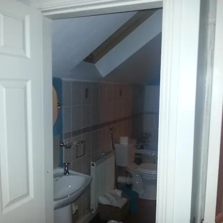 Ruth's Bed & Breakfast 3*